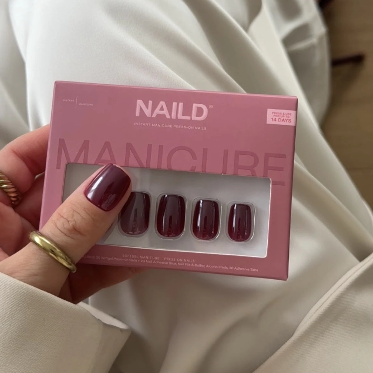 NAILD Wine Chrome Short S Square – Verpackung in der Hand