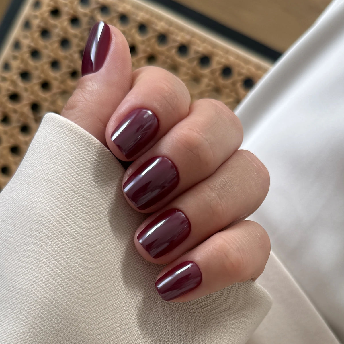 NAILD Wine Chrome Short S Square Press-On Nails getragen – Nahaufnahme