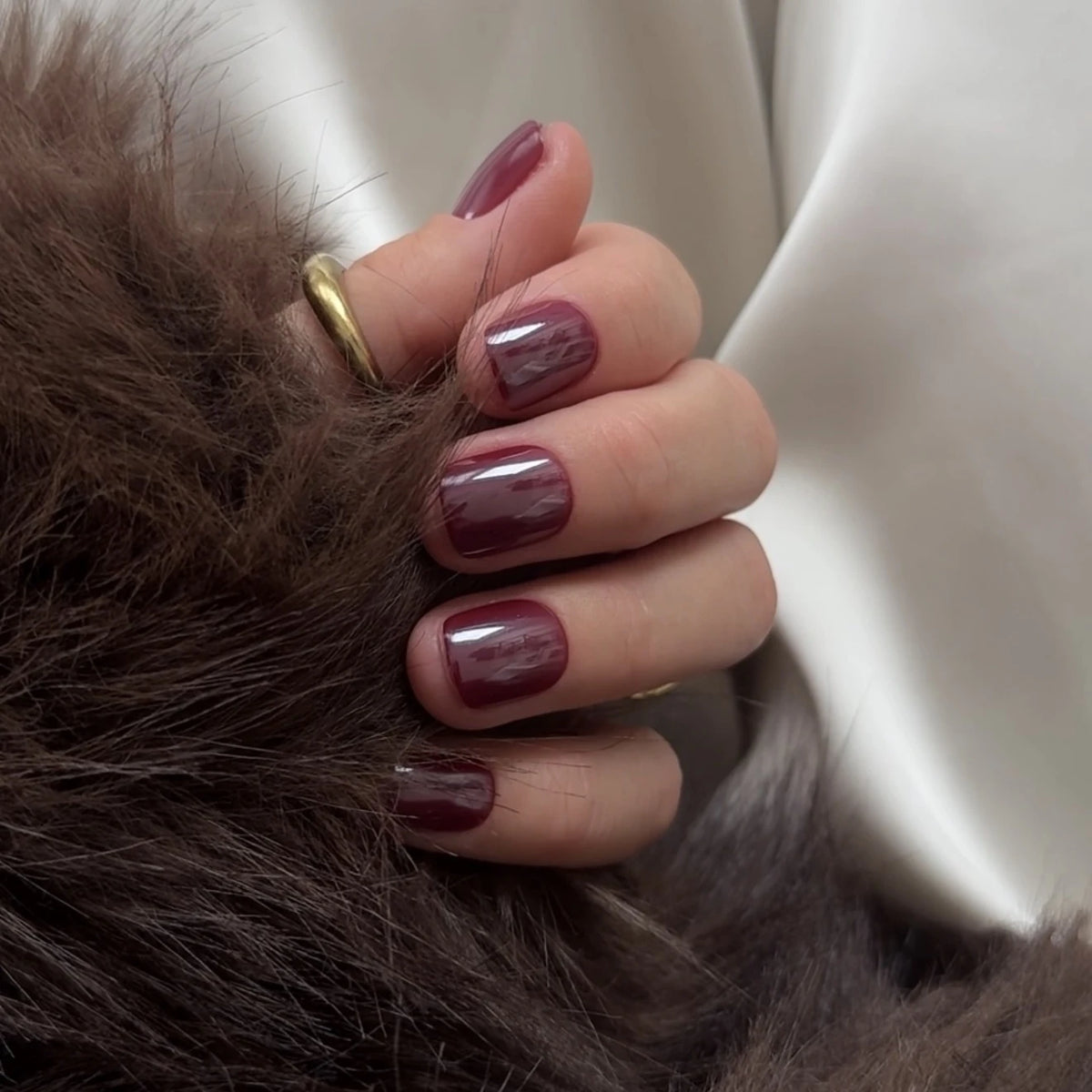 NAILD Wine Chrome Short XXS Square Press-On Nails getragen – Nahaufnahme