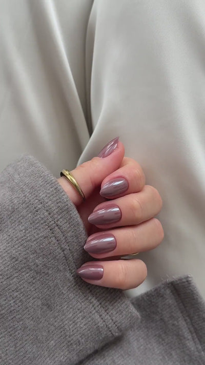 NAILD Cocoa Nude Chrome Almond – Show-off getragen
