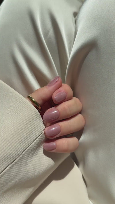 NAILD Vintage Chrome Round Press-On Nails – Show-off Video 1