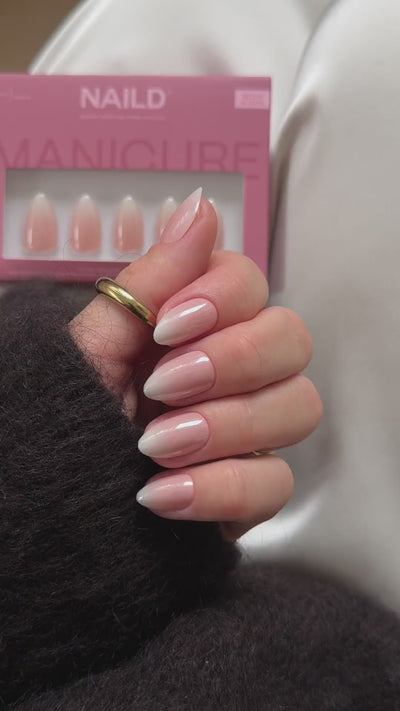 NAILD Milkshake Chrome Almond – Show-off getragen