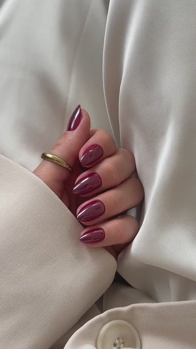 NAILD Wine Chrome Almond – Show-off getragen