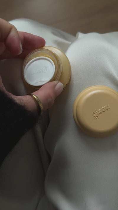 NAILD Milkshake Chrome Short XXS – Härtetest Dose öffnen
