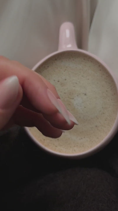 NAILD Milkshake Chrome Almond – Lifestyle mit Kaffee